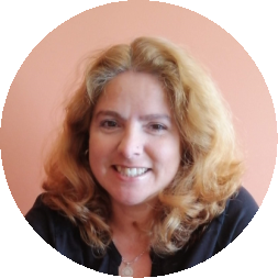 Foto da Daniela Martins - Arte Psicoterapeuta. É uma mulher branca de cabelos claros na altura dos ombros e olhos castanhos. Veste uma blusa preta.