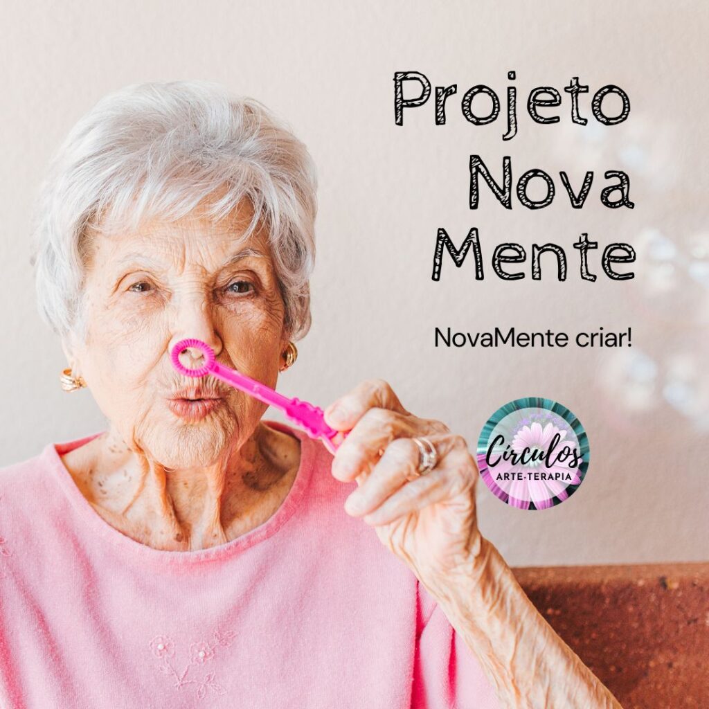 Projeto Novamente. Mulher idosa com ar divertido soprando bolinhas de sabão
